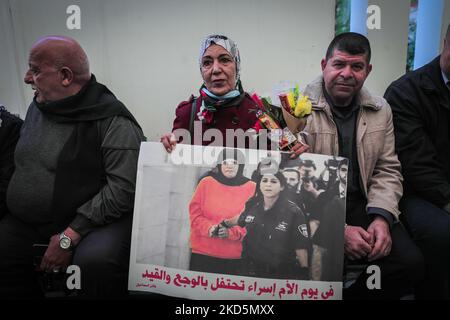 Les mères de prisonniers palestiniens portent des roses à l'occasion de la Journée internationale des mères lors d'un stand en solidarité avec leurs fils dans les prisons israéliennes (photo de Mamen Faiz/NurPhoto) Banque D'Images