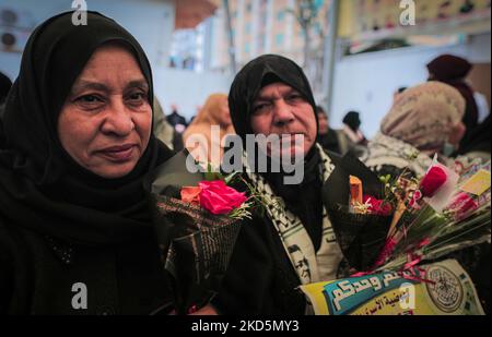 Les mères de prisonniers palestiniens portent des roses à l'occasion de la Journée internationale des mères lors d'un stand en solidarité avec leurs fils dans les prisons israéliennes (photo de Mamen Faiz/NurPhoto) Banque D'Images