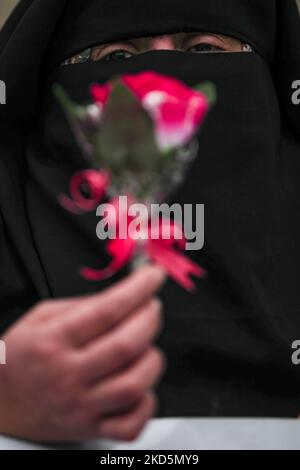 Les mères de prisonniers palestiniens portent des roses à l'occasion de la Journée internationale des mères lors d'un stand en solidarité avec leurs fils dans les prisons israéliennes (photo de Mamen Faiz/NurPhoto) Banque D'Images