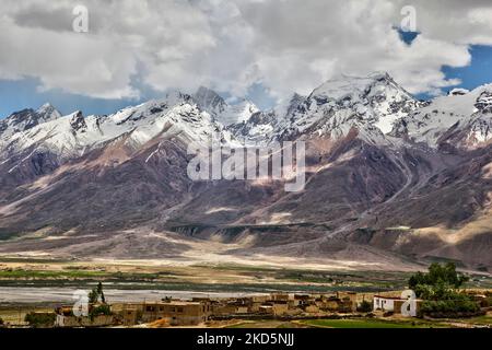 Maisons dans le village de Padum situé en haut dans l'Himalaya à Zanskar, Ladakh, Inde. Padum se trouve à une altitude de 3 657 mètres (11 998 pieds) et est largement habité par des personnes d'origine tibétaine qui suivent le bouddhisme tibétain. (Photo de Creative Touch Imaging Ltd./NurPhoto) Banque D'Images