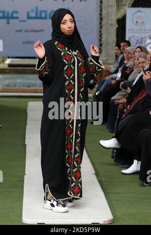 Une jeune femme palestinienne un costume palestinien traditionnel du début du 20th siècle (région de Gaza), lors d'un défilé de mode le jour de la mère à Gaza, sur 21 mars 2022. (Photo de Majdi Fathi/NurPhoto) Banque D'Images