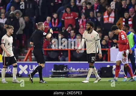 Arbitre, Craig Pawson présente une carte jaune pour comportement non sportif à Joe Gomez de Liverpool lors du match de la coupe FA entre Nottingham Forest et Liverpool au City Ground, Nottingham, le dimanche 20th mars 2022. (Photo de Jon Hobley/MI News/NurPhoto) Banque D'Images