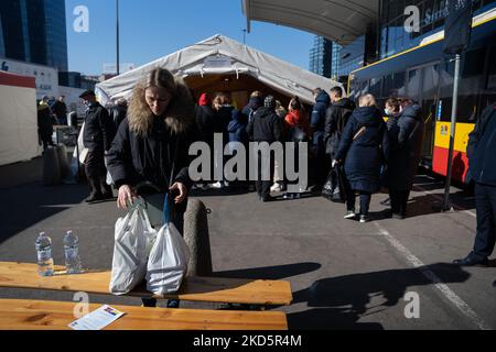 Les gens font la queue pour des fournitures quotidiennes à l'extérieur de la gare centrale de Varsovie, à Varsovie, en Pologne, sur 21 mars 2022. (Photo par Annabelle Chih/NurPhoto) Banque D'Images