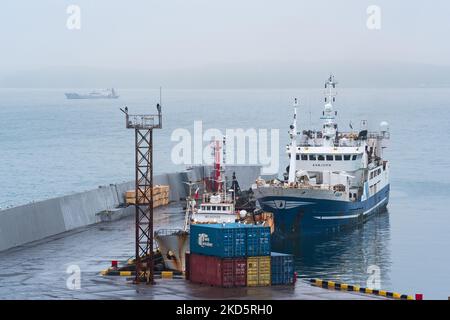 Yuzhno-Kurilsk, Russie - 02 août 2022 : bateau de pêche à la jetée du port sur la rive d'une mer trouble Banque D'Images