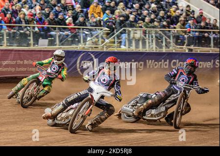 Niels-Kristian Iversen (rouge) dirige Tai Woffinden (bleu) et Max Fricke (blanc) lors du Trophée ATPI Peter Craven Memorial au National Speedway Stadium, Manchester, le lundi 21st mars 2022. (Photo de Ian Charles/MI News/NurPhoto) Banque D'Images