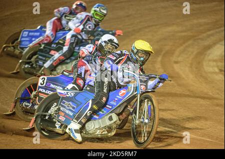 Matej Žagar (jaune) dirige Brady Kurtz (blanc), Adam Ellis (jaune) et Tobiasz Musielak (rouge) lors du Trophée commémoratif Peter Craven de l'ATPI au National Speedway Stadium, Manchester, le lundi 21st mars 2022. (Photo de Ian Charles/MI News/NurPhoto) Banque D'Images