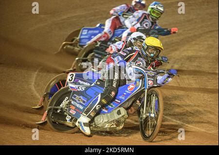 Matej Žagar (jaune) dirige Brady Kurtz (blanc), Adam Ellis (jaune) et Tobiasz Musielak (rouge) lors du Trophée commémoratif Peter Craven de l'ATPI au National Speedway Stadium, Manchester, le lundi 21st mars 2022. (Photo de Ian Charles/MI News/NurPhoto) Banque D'Images