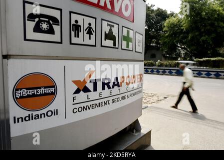 Indian Oil Petroleum Pump, Kolkata, Inde, 22 mars 2022. Selon un rapport des médias indiens, les détaillants indiens augmenteront le prix des pompes à essence et diesel de 0,8 roupies (0,0105 $) le litre à partir de mardi, la première augmentation depuis novembre. (Photo par Indranil Aditya/NurPhoto) Banque D'Images