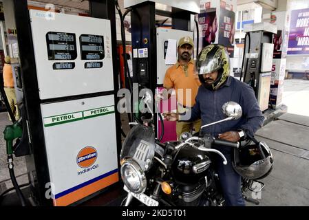 Indian Oil Petroleum Pump, Kolkata, Inde, 22 mars 2022. Selon un rapport des médias indiens, les détaillants indiens augmenteront le prix des pompes à essence et diesel de 0,8 roupies (0,0105 $) le litre à partir de mardi, la première augmentation depuis novembre. (Photo par Indranil Aditya/NurPhoto) Banque D'Images