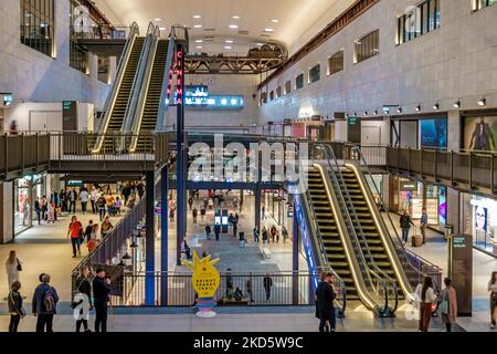 Les clients visitent le décor brutaliste et industriel turbine Hall B à l'intérieur de la centrale électrique de Battersea, à l'intérieur, Wandsworth, dans le sud-ouest de Londres. Banque D'Images