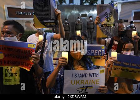 Des militants thaïlandais et des étrangers vivant à Bangkok placards contre l'invasion de l'Ukraine par la Russie alors qu'ils tiennent une veillée aux chandelles, lors d'une manifestation pacifique devant l'ambassade de Russie à Bangkok, Thaïlande, 23 mars 2022. (Photo par Anusak Laowilas/NurPhoto) Banque D'Images