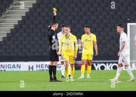 L'arbitre Thomas Kirk présente une carte jaune au capitaine de Taunton Town Nick Grimes lors de la deuxième moitié du match rond de la FA Cup 1st entre MK Dons et Taunton Town au stade MK, Milton Keynes, le samedi 5th novembre 2022. (Credit: John Cripps | MI News) Credit: MI News & Sport /Alay Live News Banque D'Images