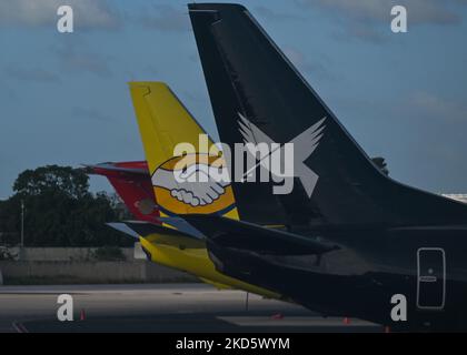 AVIONS TUM Aerogarga et Mercado libre vus à l'aéroport international de Cancun. Le mercredi 23 mars 2022, à l'aéroport international de Cancun, Cancun, Quintana Roo, Mexique. (Photo par Artur Widak/NurPhoto) Banque D'Images