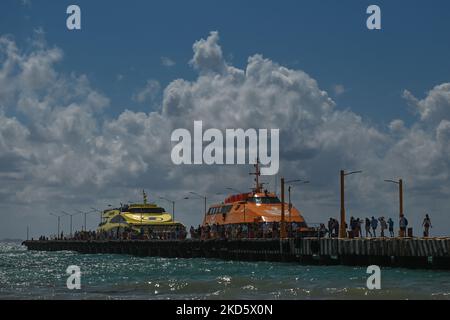 Deux ferries à grande vitesse de Playa del Carmen à Cozumel avec des passants qui s'embarquent à l'embarcadère des ferries de Playa del Carmen. Le mardi 22 mars 2022, à Playa Del Carmen, Quintana Roo, Mexique. (Photo par Artur Widak/NurPhoto) Banque D'Images