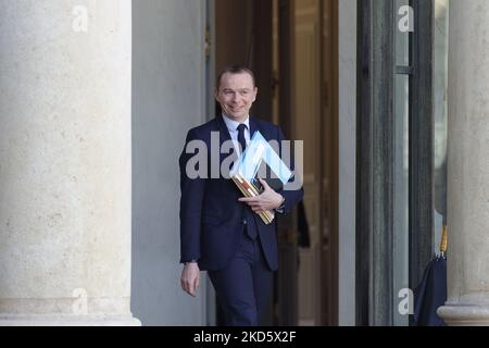 Olivier Dussopt, ministre français adjoint de l'action publique et des comptes, part après la réunion hebdomadaire du cabinet à l'Elysée Palace - 23 mars 2022, Paris (photo de Daniel Pier/NurPhoto) Banque D'Images