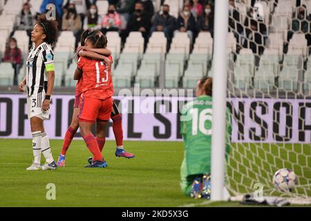 Sara Gama de Juventus déception tandis que Catarina Macario de l'Olympique Lyonnais féministe célèbre pour un but que Selma Bacha de l'Olympique Lyonnais féministe lors du match de finale du quart de la Ligue des champions de l'UEFA entre Juventus et Olympique Lyon au stade Juventus de 23 mars 2022 à Turin, en Italie. (Photo par Alberto Gandolfo/NurPhoto) Banque D'Images