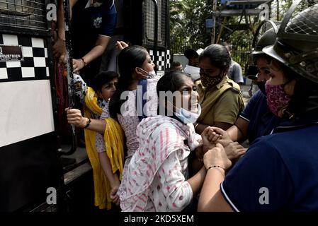 La police a interné des militants du Centre indien d'unité socialiste (SUCI) lors de leur protestation contre les meurtres de masse présumés commis à Rampurhat dans le district de Birbhum, à l'extérieur de l'Assemblée législative du Bengale occidental, à Kolkata, Inde, le 23 mars 2022. (Photo par Indranil Aditya/NurPhoto) Banque D'Images