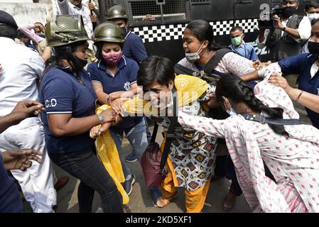 La police a interné des militants du Centre indien d'unité socialiste (SUCI) lors de leur protestation contre les meurtres de masse présumés commis à Rampurhat dans le district de Birbhum, à l'extérieur de l'Assemblée législative du Bengale occidental, à Kolkata, Inde, le 23 mars 2022. (Photo par Indranil Aditya/NurPhoto) Banque D'Images