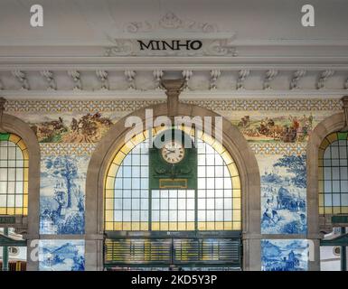 Horloge à l'intérieur de la gare ferroviaire de Sao Bento Atrium - Porto, Portugal Banque D'Images