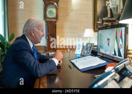 Washington, États-Unis. 02 novembre 2022. Le président américain Joe Biden, tient une téléconférence avec le président des États-Unis Sheikh Mohamed bin Zayed Al Nahyan de la salle des traités de la Maison Blanche, 2 novembre 2022, à Washington, D.C., les deux dirigeants ont discuté des questions mondiales actuelles en mettant l'accent sur la sécurité énergétique. Crédit : Adam Schultz/White House photo/Alay Live News Banque D'Images