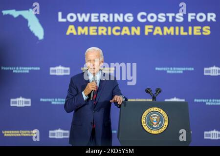 Hallandale Beach, États-Unis. 01 novembre 2022. Joe Biden, président des États-Unis, fait des remarques sur la sécurité sociale, l'assurance-maladie et le coût des médicaments d'ordonnance lors d'un arrêt dans un centre communautaire, 1 novembre 2022, à Hallandale Beach, Floride. Crédit : Adam Schultz/White House photo/Alay Live News Banque D'Images