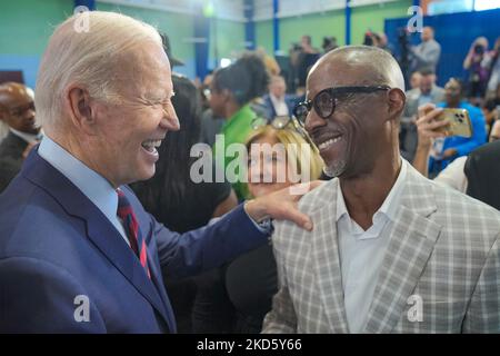 Hallandale Beach, États-Unis. 05 novembre 2022. Le président américain Joe Biden, salue un membre du public après avoir prononcé des remarques sur la sécurité sociale, l'assurance-maladie et les coûts des médicaments d'ordonnance lors d'un arrêt dans un centre communautaire, 1 novembre 2022, à Hallandale Beach, en Floride. Crédit : Adam Schultz/White House photo/Alay Live News Banque D'Images