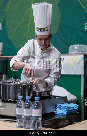 Le commis Adam Beaumont de l’équipe Royaume-Uni cuisine au Bocuse d’Or Europe 2022 - jour 2 sur 24 mars 2022 à Budapest, Hongrie. (Photo de Robert Szaniszló/NurPhoto) Banque D'Images