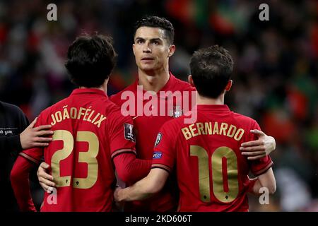 Cristiano Ronaldo (C) célèbre avec Joao Felix (L) et Bernardo Silva à la fin du match de football éliminatoire de la coupe du monde de la FIFA 2022 entre le Portugal et la Turquie au stade Dragao à Porto, Portugal, sur 24 mars 2022. (Photo par Pedro Fiúza/NurPhoto) Banque D'Images