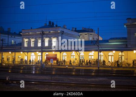 Extérieur de la gare de Przemysl. Les réfugiés d'Ukraine arrivent en Pologne en train dans la nuit. Des civils d'Ukraine qui ont fui le pays à la gare, ils s'enregistrent et se rendent ensuite plus loin en Pologne et en Europe tandis que des volontaires, des forces armées polonaises et des ONG leur fournissent une assistance. Des réfugiés fuyant l'Ukraine après l'invasion russe sont vus à la gare de Przemysl débarquant du train pour aller plus loin en Pologne ou dans d'autres pays européens. Les gens arrivent du poste frontière Medyka - Shehyni, où la plupart d'entre eux traversent les frontières ukrainiennes polonaises à pied ou d'autres ar Banque D'Images