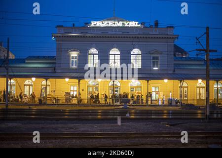 Extérieur de la gare de Przemysl avec inscription éclairée. Les réfugiés d'Ukraine arrivent en Pologne en train dans la nuit. Des civils d'Ukraine qui ont fui le pays à la gare, ils s'enregistrent et se rendent ensuite plus loin en Pologne et en Europe tandis que des volontaires, des forces armées polonaises et des ONG leur fournissent une assistance. Des réfugiés fuyant l'Ukraine après l'invasion russe sont vus à la gare de Przemysl débarquant du train pour aller plus loin en Pologne ou dans d'autres pays européens. Les gens arrivent du poste-frontière Medyka - Shehyni, où la plupart d'entre eux traversent l'ukrainien polonais Banque D'Images