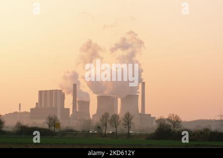 De la vapeur est vue depuis les tours de refroidissement de RWE Power AG pendant le coucher du soleil à Weisweiler; Allemagne sur 24 mars 2022 (photo de Ying Tang/NurPhoto) Banque D'Images