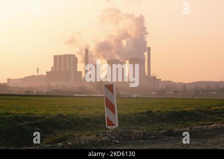 De la vapeur est vue depuis les tours de refroidissement de RWE Power AG pendant le coucher du soleil à Weisweiler; Allemagne sur 24 mars 2022 (photo de Ying Tang/NurPhoto) Banque D'Images