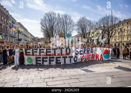 Les activistes du climat se sont emparis dans les rues de Turin, traversant le centre-ville, en signe de protestation. Les activistes du climat du vendredi pour l'avenir menés par Greta Thunberg ont pris des places dans le monde entier pour une grève mondiale du climat sur 25 mars 2022. Ils protestent parce qu'ils disent qu'il ne suffit pas de faire pour limiter le réchauffement climatique et parce que plus d'argent est investi dans l'armement que dans le contraste du changement climatique, en particulier en ce moment avec la crise Russie-Ukraine. (Photo de Mauro Ujetto/NurPhoto) Banque D'Images