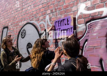 Les activistes du climat se sont emparis dans les rues de Turin, traversant le centre-ville, en signe de protestation. Les activistes du climat du vendredi pour l'avenir menés par Greta Thunberg ont pris des places dans le monde entier pour une grève mondiale du climat sur 25 mars 2022. Ils protestent parce qu'ils disent qu'il ne suffit pas de faire pour limiter le réchauffement climatique et parce que plus d'argent est investi dans l'armement que dans le contraste du changement climatique, en particulier en ce moment avec la crise Russie-Ukraine. (Photo de Mauro Ujetto/NurPhoto) Banque D'Images