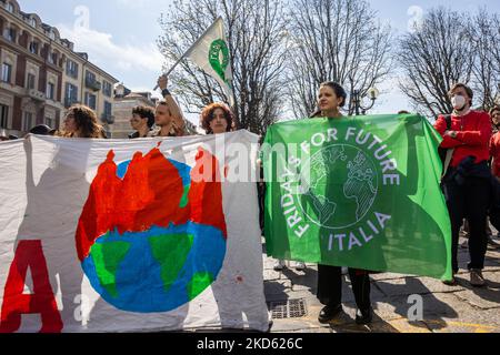 Les activistes du climat se sont emparis dans les rues de Turin, traversant le centre-ville, en signe de protestation. Les activistes du climat du vendredi pour l'avenir menés par Greta Thunberg ont pris des places dans le monde entier pour une grève mondiale du climat sur 25 mars 2022. Ils protestent parce qu'ils disent qu'il ne suffit pas de faire pour limiter le réchauffement climatique et parce que plus d'argent est investi dans l'armement que dans le contraste du changement climatique, en particulier en ce moment avec la crise Russie-Ukraine. (Photo de Mauro Ujetto/NurPhoto) Banque D'Images