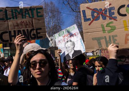 Les activistes du climat se sont emparis dans les rues de Turin, traversant le centre-ville, en signe de protestation. Les activistes du climat du vendredi pour l'avenir menés par Greta Thunberg ont pris des places dans le monde entier pour une grève mondiale du climat sur 25 mars 2022. Ils protestent parce qu'ils disent qu'il ne suffit pas de faire pour limiter le réchauffement climatique et parce que plus d'argent est investi dans l'armement que dans le contraste du changement climatique, en particulier en ce moment avec la crise Russie-Ukraine. (Photo de Mauro Ujetto/NurPhoto) Banque D'Images