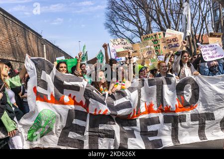 Les activistes du climat se sont emparis dans les rues de Turin, traversant le centre-ville, en signe de protestation. Les activistes du climat du vendredi pour l'avenir menés par Greta Thunberg ont pris des places dans le monde entier pour une grève mondiale du climat sur 25 mars 2022. Ils protestent parce qu'ils disent qu'il ne suffit pas de faire pour limiter le réchauffement climatique et parce que plus d'argent est investi dans l'armement que dans le contraste du changement climatique, en particulier en ce moment avec la crise Russie-Ukraine. (Photo de Mauro Ujetto/NurPhoto) Banque D'Images