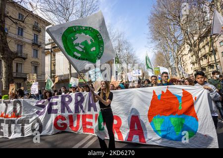 Les activistes du climat se sont emparis dans les rues de Turin, traversant le centre-ville, en signe de protestation. Les activistes du climat du vendredi pour l'avenir menés par Greta Thunberg ont pris des places dans le monde entier pour une grève mondiale du climat sur 25 mars 2022. Ils protestent parce qu'ils disent qu'il ne suffit pas de faire pour limiter le réchauffement climatique et parce que plus d'argent est investi dans l'armement que dans le contraste du changement climatique, en particulier en ce moment avec la crise Russie-Ukraine. (Photo de Mauro Ujetto/NurPhoto) Banque D'Images