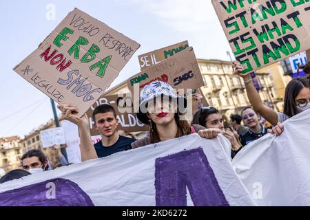 Les activistes du climat se sont emparis dans les rues de Turin, traversant le centre-ville, en signe de protestation. Les activistes du climat du vendredi pour l'avenir menés par Greta Thunberg ont pris des places dans le monde entier pour une grève mondiale du climat sur 25 mars 2022. Ils protestent parce qu'ils disent qu'il ne suffit pas de faire pour limiter le réchauffement climatique et parce que plus d'argent est investi dans l'armement que dans le contraste du changement climatique, en particulier en ce moment avec la crise Russie-Ukraine. (Photo de Mauro Ujetto/NurPhoto) Banque D'Images