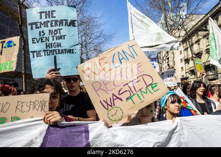 Les activistes du climat se sont emparis dans les rues de Turin, traversant le centre-ville, en signe de protestation. Les activistes du climat du vendredi pour l'avenir menés par Greta Thunberg ont pris des places dans le monde entier pour une grève mondiale du climat sur 25 mars 2022. Ils protestent parce qu'ils disent qu'il ne suffit pas de faire pour limiter le réchauffement climatique et parce que plus d'argent est investi dans l'armement que dans le contraste du changement climatique, en particulier en ce moment avec la crise Russie-Ukraine. (Photo de Mauro Ujetto/NurPhoto) Banque D'Images