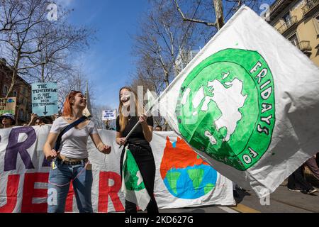 Les activistes du climat se sont emparis dans les rues de Turin, traversant le centre-ville, en signe de protestation. Les activistes du climat du vendredi pour l'avenir menés par Greta Thunberg ont pris des places dans le monde entier pour une grève mondiale du climat sur 25 mars 2022. Ils protestent parce qu'ils disent qu'il ne suffit pas de faire pour limiter le réchauffement climatique et parce que plus d'argent est investi dans l'armement que dans le contraste du changement climatique, en particulier en ce moment avec la crise Russie-Ukraine. (Photo de Mauro Ujetto/NurPhoto) Banque D'Images