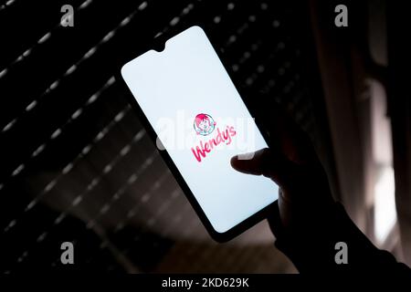 Sur cette photo, le logo de Wendy s'affiche sur l'écran d'un smartphone à Athènes, en Grèce, sur 25 mars 2022. (Photo de Nikolas Kokovovlis/NurPhoto) Banque D'Images