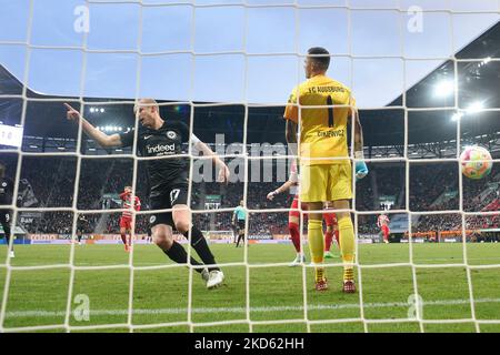 Objectif Sebastian Rode (Eintracht Frankfurt) à 1-1 contre Rafal GIKIEWICZ (FC Augsburg), action, jubilation, joie, enthousiasme, derrière la caméra de but, derrière la perspective de but. Football 1st Bundesliga saison 2022/2023, 13th match, matchday13, FC Augsburg - Eintracht Francfort 1-2 on 6 novembre 2022, WWK ARENA Augsbourg. ? Banque D'Images