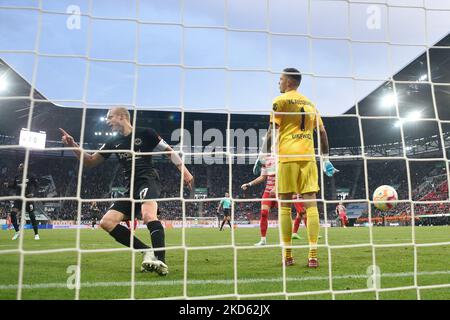 Objectif Sebastian Rode (Eintracht Frankfurt) à 1-1 contre Rafal GIKIEWICZ (FC Augsburg), action, jubilation, joie, enthousiasme, derrière la caméra de but, derrière la perspective de but. Football 1st Bundesliga saison 2022/2023, 13th match, matchday13, FC Augsburg - Eintracht Francfort 1-2 on 6 novembre 2022, WWK ARENA Augsbourg. ? Banque D'Images