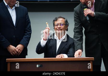 Le candidat à la présidence de l'alliance politique Pacto Historico Gustavo Petro (à gauche) et son colistier de la vice-présidence colombienne Francia Marquez (à droite) signent leur candidature officielle au Registre national de la Colombie sur le 25 mars 2022, à Bogota, en Colombie. (Photo par Sebastian Barros/NurPhoto) Banque D'Images