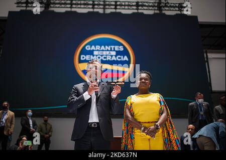 Le candidat à la présidence de l'alliance politique Pacto Historico Gustavo Petro (à gauche) et son colistier de la vice-présidence colombienne Francia Marquez (à droite) signent leur candidature officielle au Registre national de la Colombie sur le 25 mars 2022, à Bogota, en Colombie. (Photo par Sebastian Barros/NurPhoto) Banque D'Images