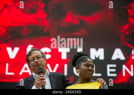 Le candidat à la présidence de l'alliance politique Pacto Historico Gustavo Petro (à gauche) et son colistier de la vice-présidence colombienne Francia Marquez (à droite) signent leur candidature officielle au Registre national de la Colombie sur le 25 mars 2022, à Bogota, en Colombie. (Photo par Sebastian Barros/NurPhoto) Banque D'Images