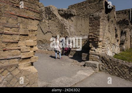 Partie du Parc Archéologique d'Herculanum, sur 25 mars 2022, lors de l'inauguration de l'ouverture au public de la Maison du Gem, grâce à la récente restauration du sol en mosaïque de ce domus, la visite du site archéologique est prolongée, Avec la récupération d'une autre partie du patrimoine culturel de l'ancienne ville romaine. La Maison du Gem, joyau du Parc archéologique d'Herculanum, célèbre pour ses sols en mosaïque précieux, ouvrira ses portes au public le 26 mars 2022. (Photo de Manuel Dorati/NurPhoto) Banque D'Images