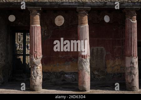 Une partie du domus la Maison du secours de Telephus, au Parc archéologique d'Herculanum, sur 25 mars 2022, lors de l'inauguration de l'ouverture au public de la Maison du Gem, Grâce à la récente restauration du sol en mosaïque de ce domus, la visite du site archéologique est prolongée, avec la récupération d'une autre partie du patrimoine culturel de l'ancienne ville romaine. La Maison du Gem, joyau du Parc archéologique d'Herculanum, célèbre pour ses sols en mosaïque précieux, ouvrira ses portes au public le 26 mars 2022. (Photo de Manuel Dorati/NurPhoto) Banque D'Images