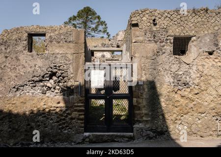 Partie du Parc Archéologique d'Herculanum, sur 25 mars 2022, lors de l'inauguration de l'ouverture au public de la Maison du Gem, grâce à la récente restauration du sol en mosaïque de ce domus, la visite du site archéologique est prolongée, Avec la récupération d'une autre partie du patrimoine culturel de l'ancienne ville romaine. La Maison du Gem, joyau du Parc archéologique d'Herculanum, célèbre pour ses sols en mosaïque précieux, ouvrira ses portes au public le 26 mars 2022. (Photo de Manuel Dorati/NurPhoto) Banque D'Images